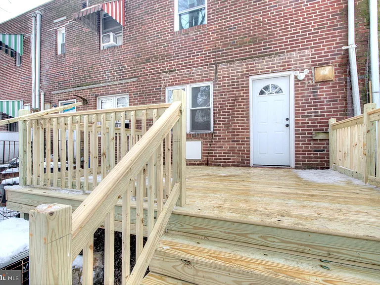 1327 Jackson St — Photo 37