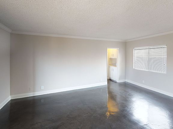 5th image of 27 Westminster Ave APT 104