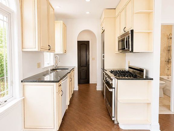 4th image of 230 Corbin Pl #2