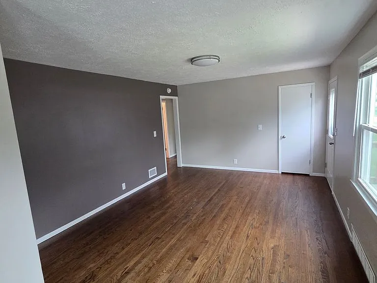 1028 N 77th Ave — Photo 3