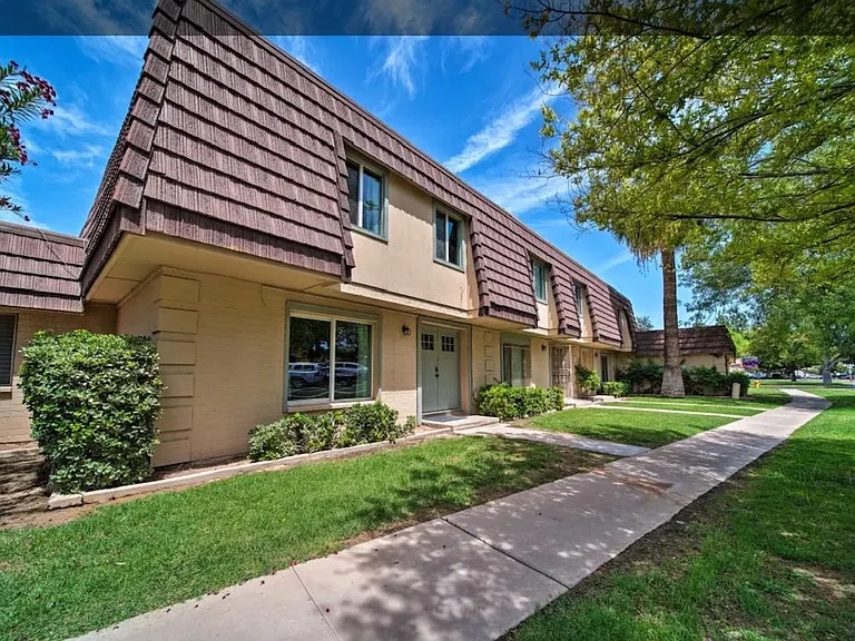 3327 S Poplar St — Photo 1