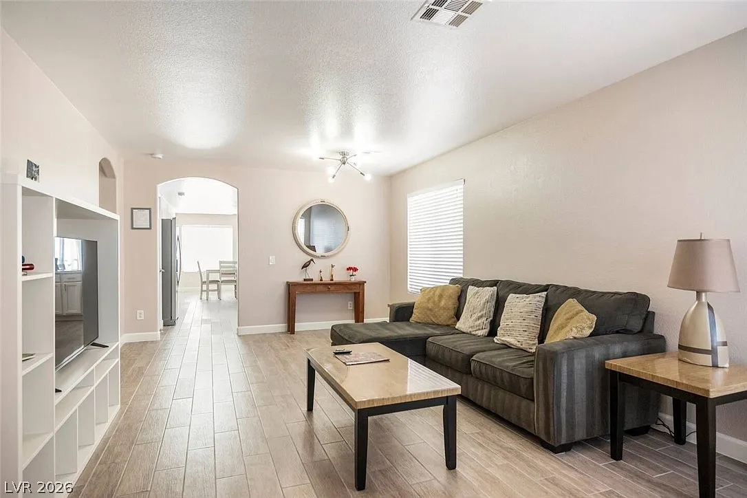 3 bed, 2.0 bath, 1405 sqft, $2,800 — Photo 3