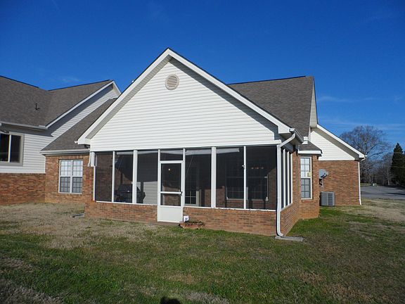 3rd image of 1028 Belfair Ln