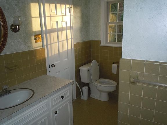 Bathroom downstairs