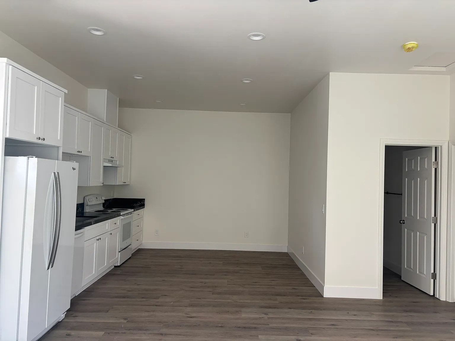 2 bed, 892 sqft, $2,300 — Photo 4