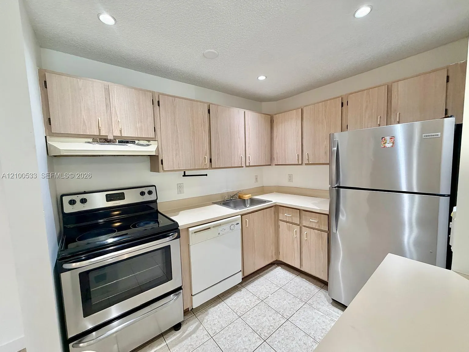 Lakes Of Jacaranda Condo — Photo 2