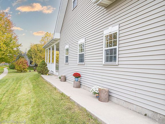 Sidewalk along side of the home to the front entrance