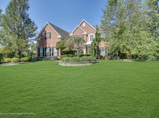 11 Daybreak Ct, Farmingdale, NJ 07727
