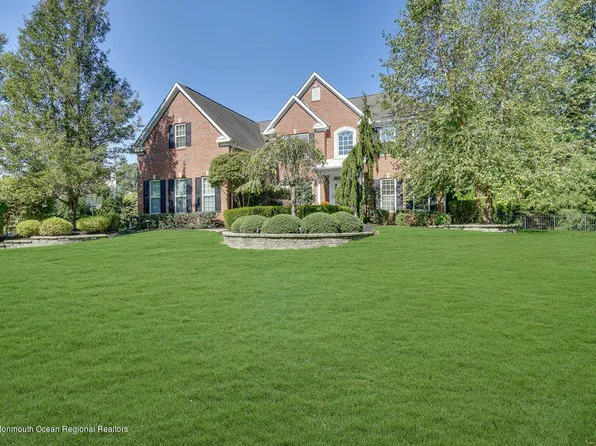 11 Daybreak Ct, Farmingdale, NJ 07727