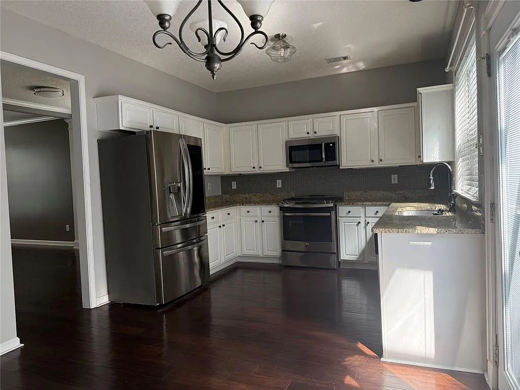 4 bed, 3.5 bath, 3221 sqft, $3,000 — Photo 3