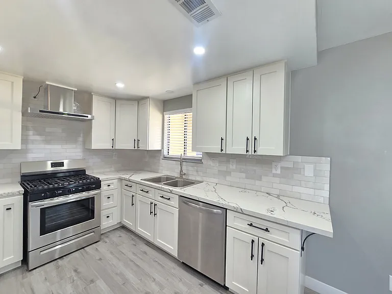 8472 Underwood Ave — Photo 4
