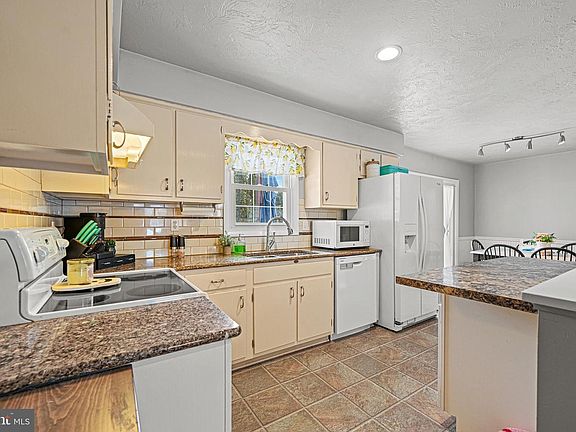 5th image of 3541 Village Rd