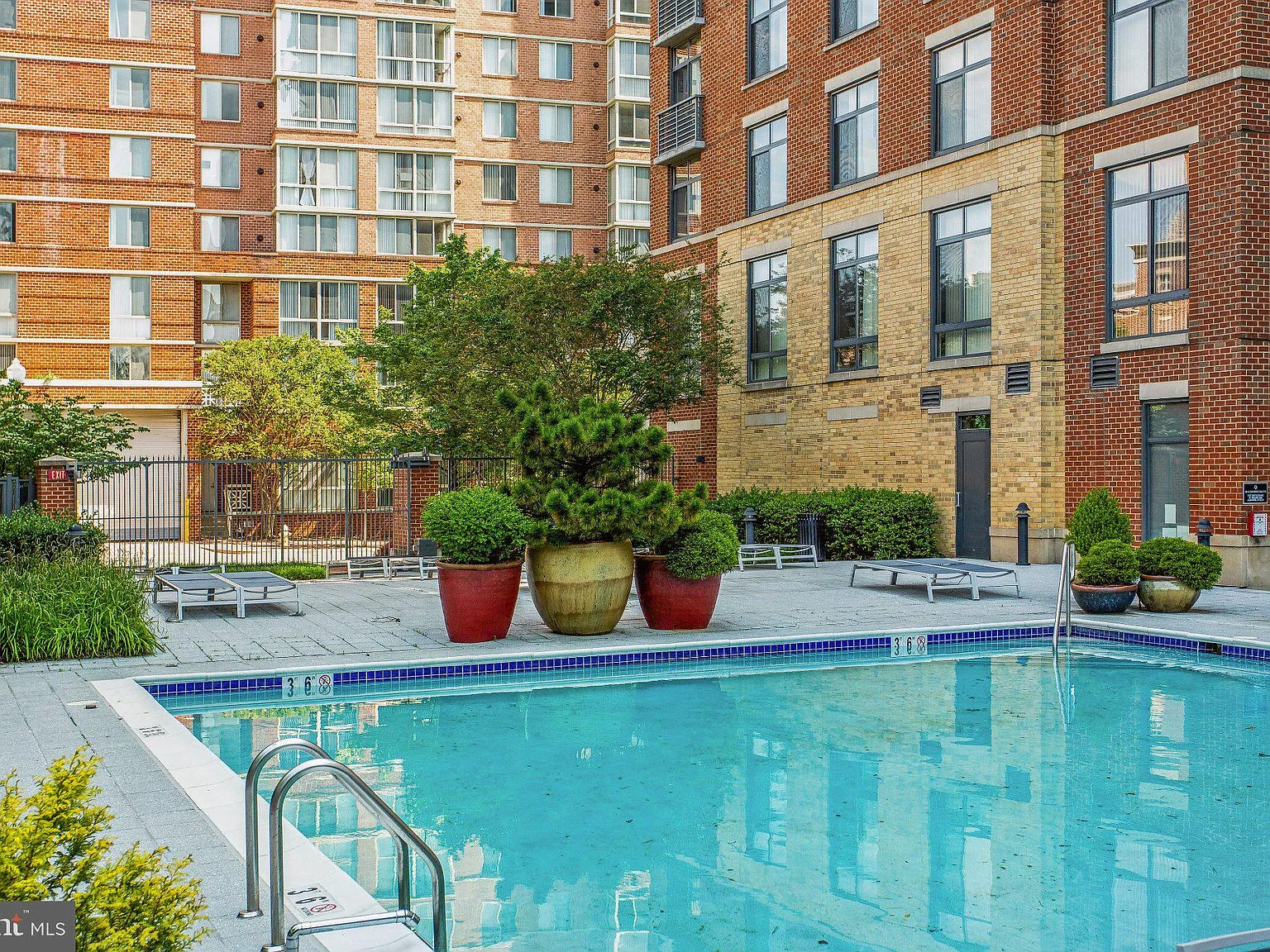 Carlyle Square — Photo 2