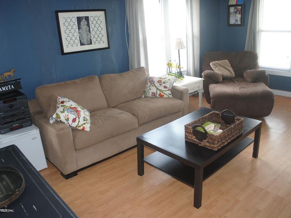 2nd image of 821 3rd Ave S