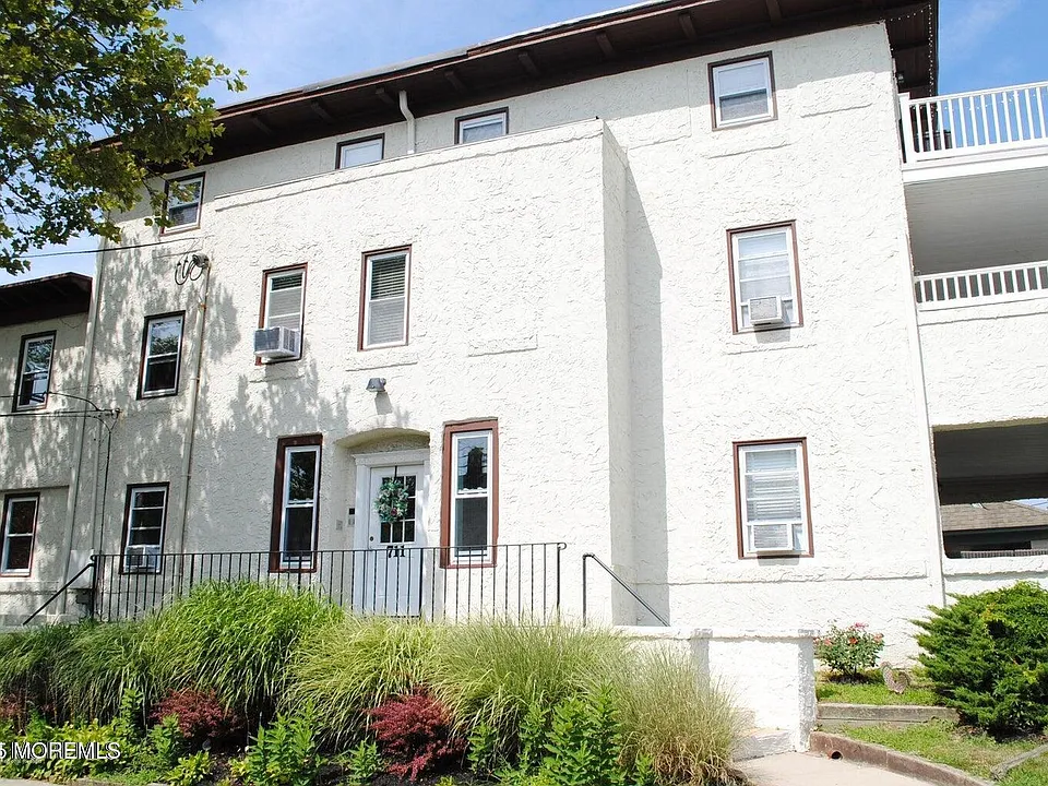 711 Beach Ave #3