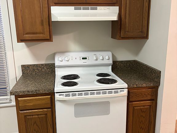 5th image of 558 E Sycamore St