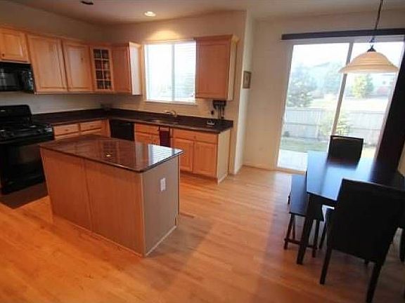 Kitchen and Breakfast