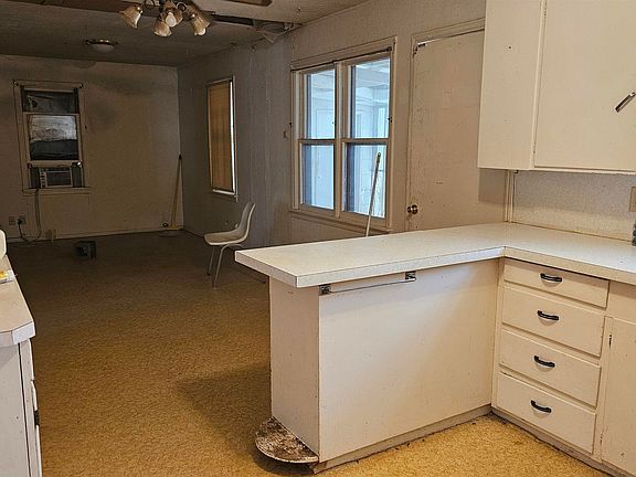 3rd image of 1523 S Avenue F