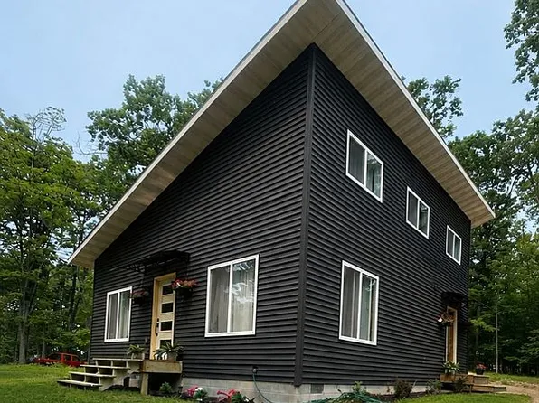 23 Tipperary Rd, Gladstone, MI 49837