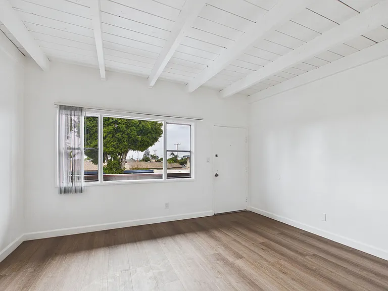 205-215 W Roderick Ave #5 — Photo 11