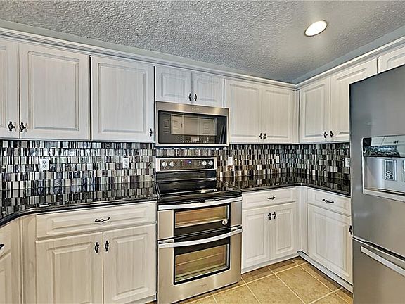 5th image of 1825 Villa Dr
