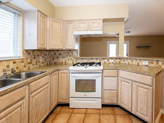 2nd image of 3026 Kingston Dr
