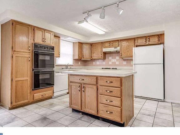 3rd image of 1100 Glenwood Ct
