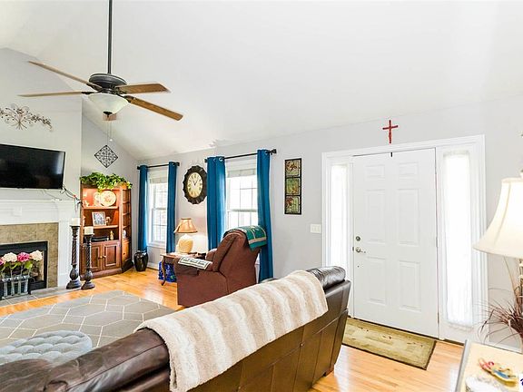 5th image of 93 Deforest Ct