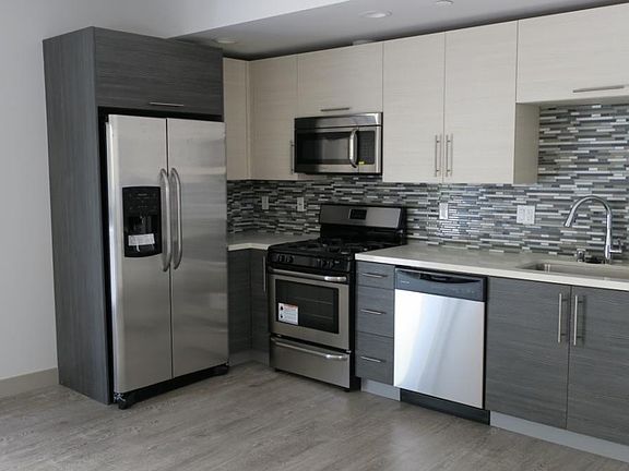 5th image of 3714 Kelton Ave #206