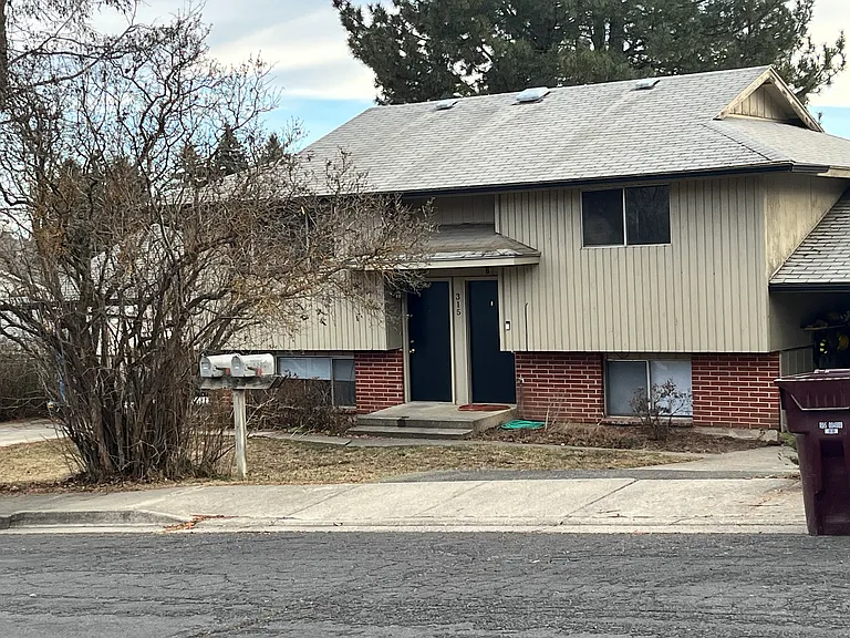 315 NW Thomas St — Photo 1