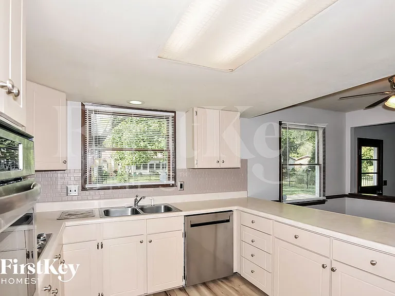 1005 Lancaster Dr — Photo 6