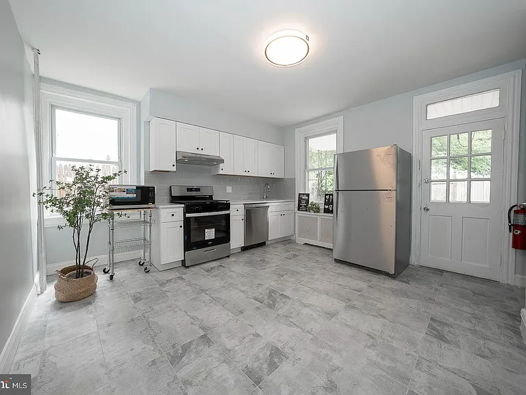 201 Dupont St — Photo 11