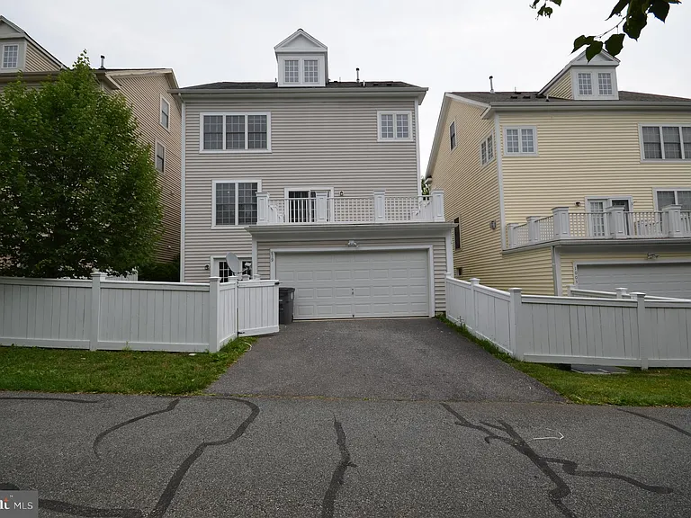 819 Royal Cres — Photo 41