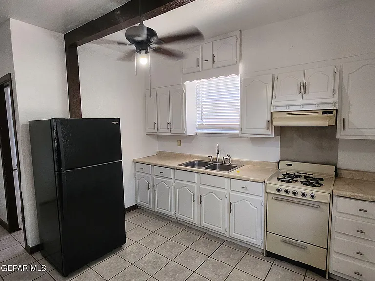323 Singh St #B — Photo 13