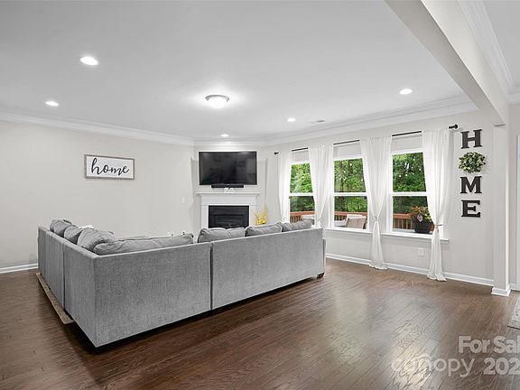4th image of 114 Carriage Hill Dr