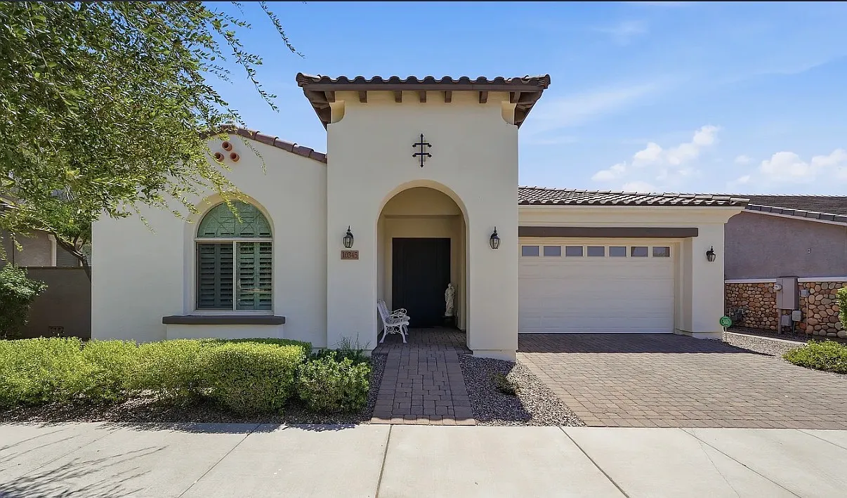 3 bed, 2.5 bath, 2425 sqft, $3,300 — Photo 1