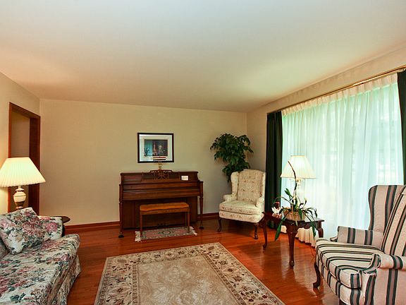 3rd image of 877 Braintree Ln