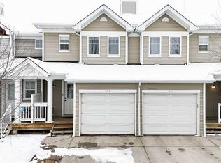 208 Country Village Mnr NE, Calgary, AB T3K 0L6