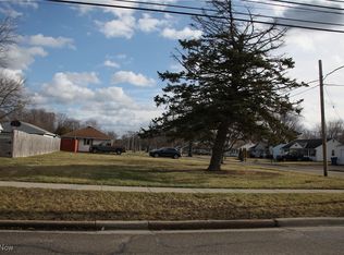 923 Lake Breeze Rd, Sheffield Lake, OH