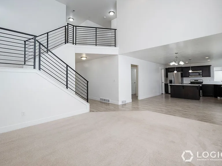 164 N Valcrest Dr — Photo 3