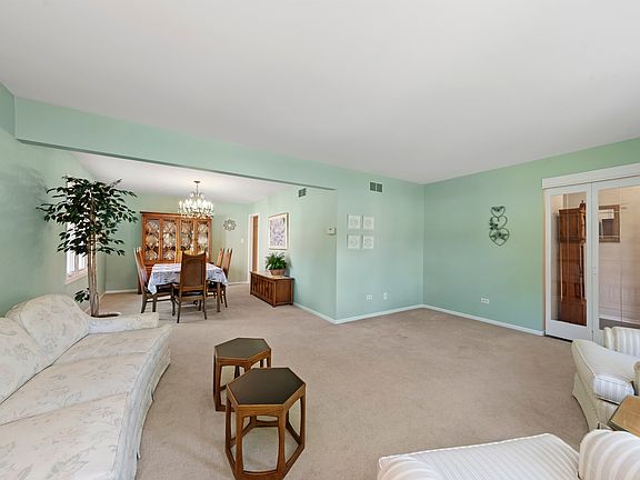 5th image of 8269 Meadowwood Ave