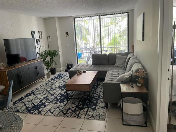 2935 NE 163rd St APT 3R