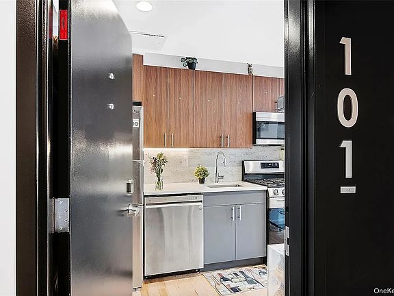 2nd image of 1064 Hancock St Floor 1