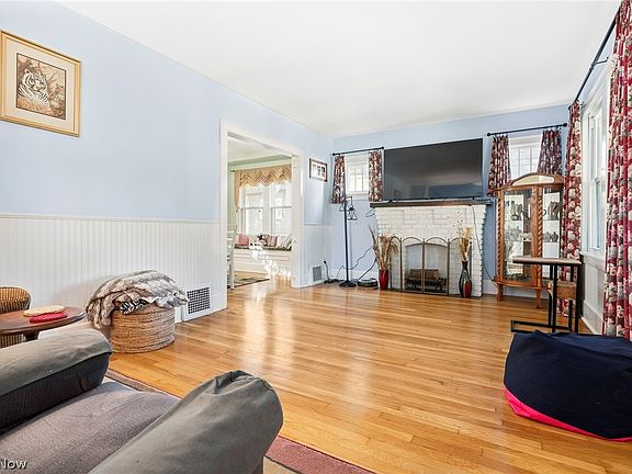 3rd image of 821 Lake Ave NE