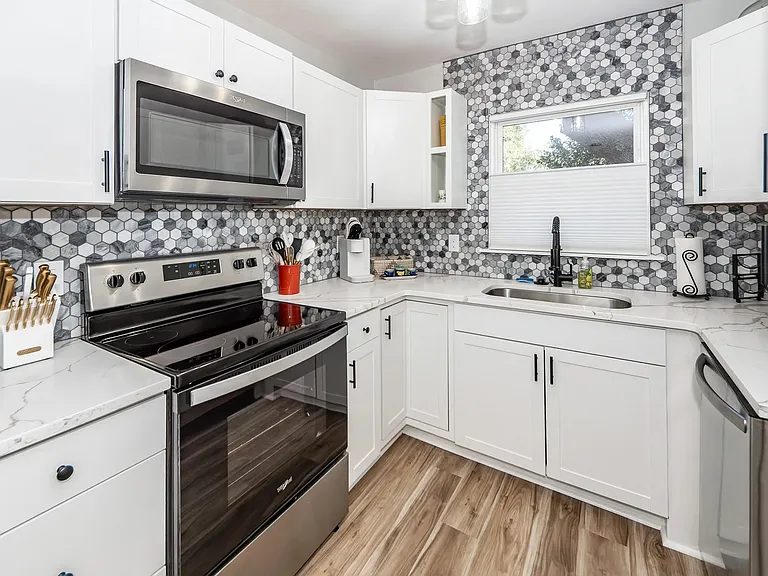 1511 Larry St — Photo 14