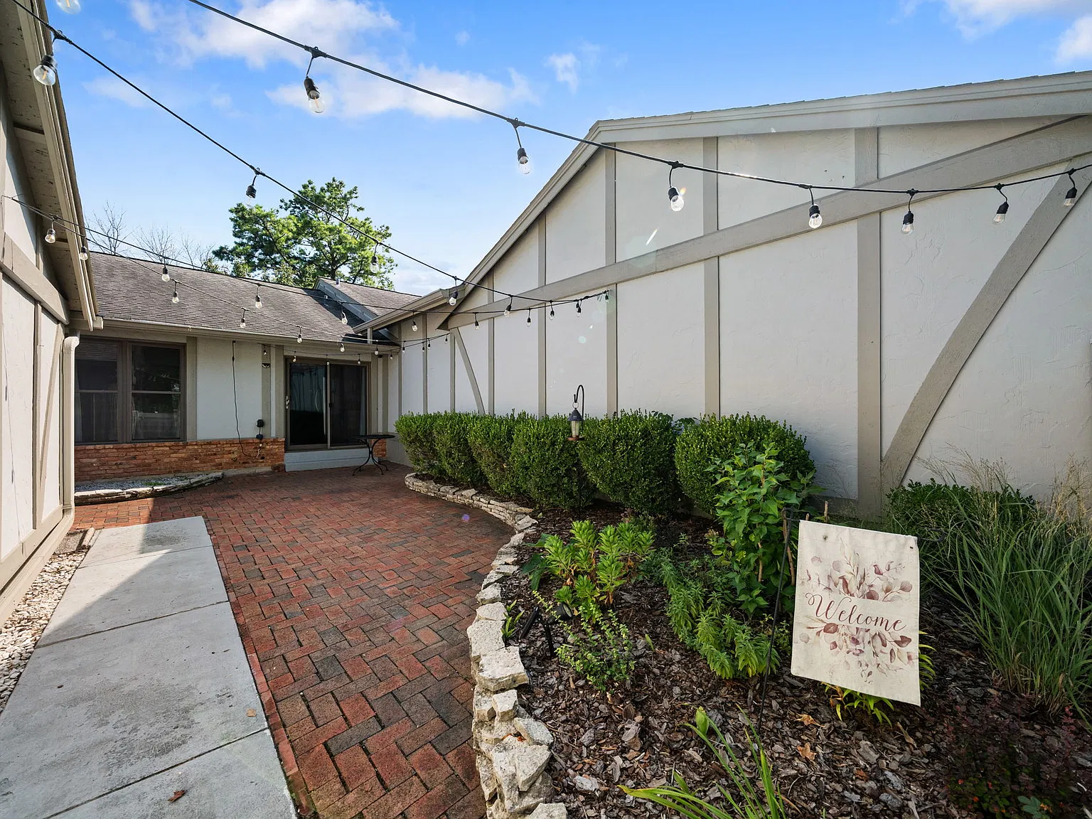 3 bed, 2240 sqft, $3,100 — Photo 2