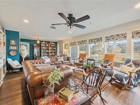 4th image of 303 S Coulter Dr