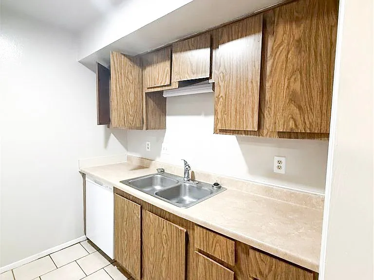 2402 Blanco Dr #B — Photo 5