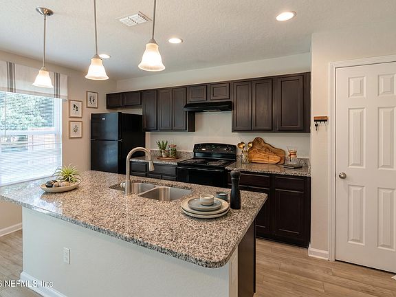 3rd image of 5582 LONGSPUR Court