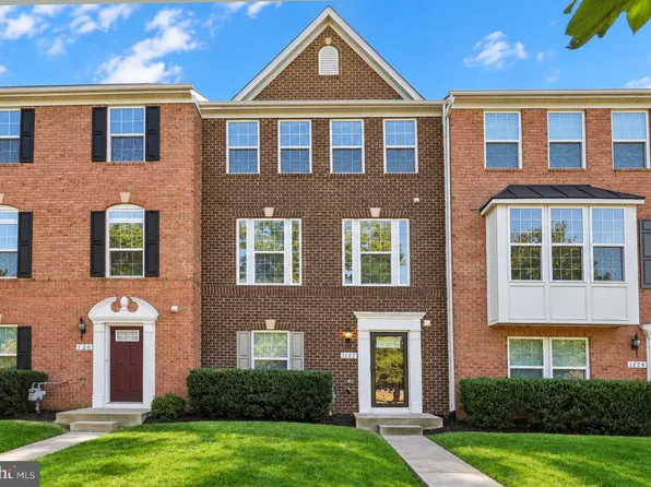 1122 Oakwood St, Fredericksburg, VA 22401